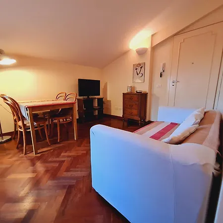 Lägenhet Mansarda Luminosa E Confortevole
